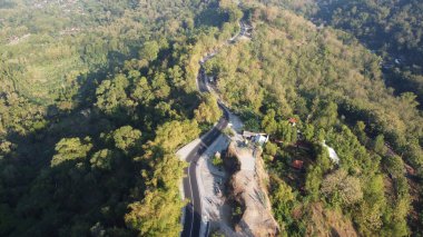 Bukit Bego / Bego tepesindeki dolambaçlı yolun havadan görüntüsü. Yogyakarta Endonezya