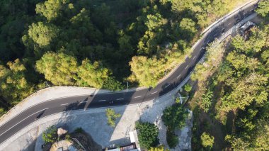 Tepelerdeki dolambaçlı yolun havadan görüntüsü. Yogyakarta Endonezya