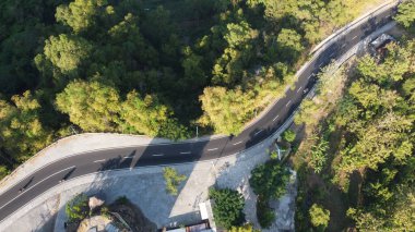 Tepelerdeki dolambaçlı yolun havadan görüntüsü. Yogyakarta Endonezya