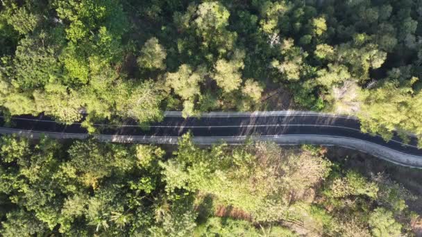 丘の曲がりくねった道の空中ビュー ジョグジャカルタ インドネシア — ストック動画