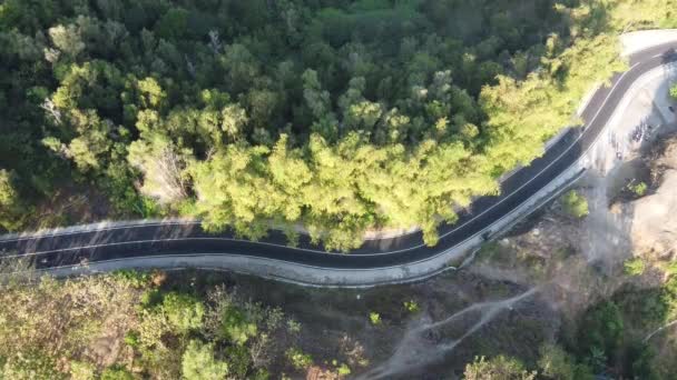 丘の曲がりくねった道の空中ビュー ジョグジャカルタ インドネシア — ストック動画