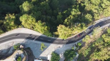 Tepelerdeki dolambaçlı yolun havadan görüntüsü. Yogyakarta Endonezya