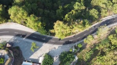 Tepelerdeki otobanın havadan görüntüsü. Yogyakarta Endonezya