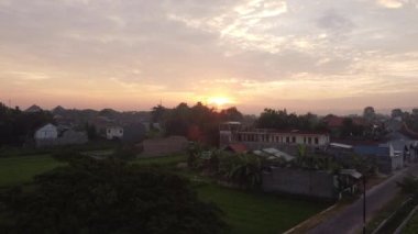 Bantul Yogyakarta kırsalında güneşin doğuşunu gösteren hava manzarası.