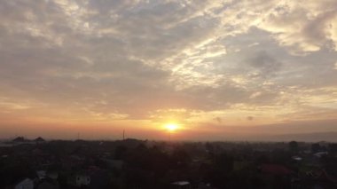 Bantul Yogyakarta kırsalında güneşin doğuşunu gösteren hava manzarası.