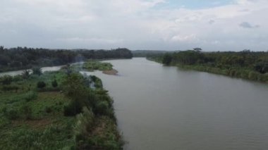Gündüz Progo nehrinin havadan görüntüsü. Yogyakarta Endonezya