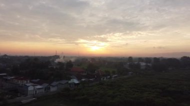 Bantul Yogyakarta kırsalında güneşin doğuşunu gösteren hava manzarası.