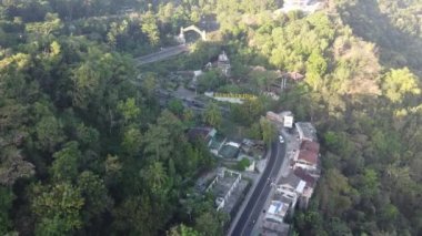 Yamaçta evi olan bir tepedeki otobanın havadan görünüşü. Yogyakarta Endonezya