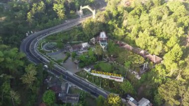 Yogyakarta, Endonezya - 08 Temmuz 2020: Yogyakarta 'nın Gunungkidul ilçesine hoşgeldin kapısı