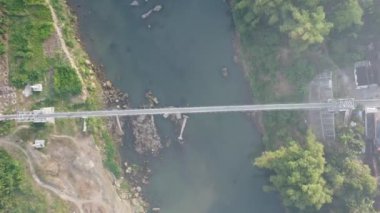 Opak nehri üzerindeki asma köprünün havadan görüntüsü. Yogyakarta Endonezya