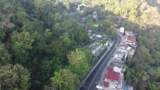 Pemandangan Udara Dari Jalan Raya Atas Bukit Dengan Rumah Lereng — Stok Video