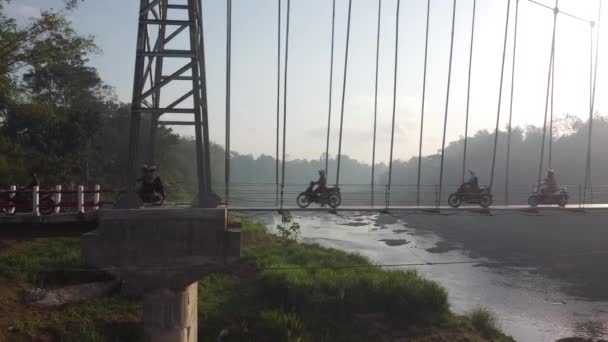 Flygfoto Över Bybor Som Korsar Hängbro Yogyakarta Indonesien — Stockvideo