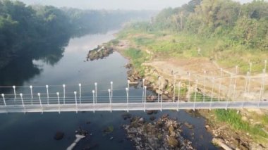 Opak nehri üzerindeki asma köprünün havadan görüntüsü. Yogyakarta Endonezya