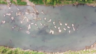 Nehirdeki kum madenciliğinin havadan görünüşü. Yogyakarta Endonezya