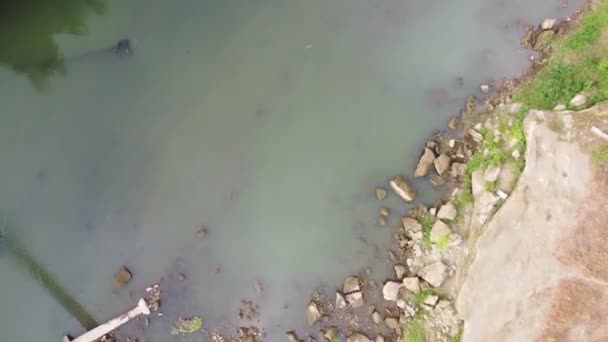 Luftaufnahme Des Flussufers Schöner Fluss Mit Vielen Felsen — Stockvideo