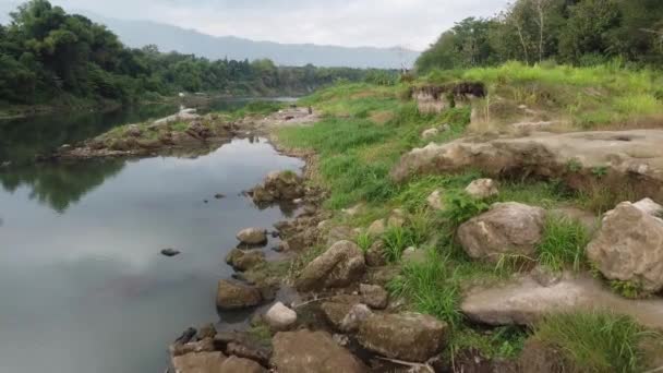 Vanuit Lucht Uitzicht Rivieroever Prachtige Rivier Met Veel Rotsen — Stockvideo