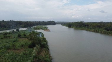 Yogyakarta Endonezya 'daki Progo nehrinin havadan görünüşü