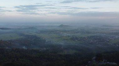 Yogyakarta 'nın özel bölgesinin sisli bir sabahki hava manzarası.