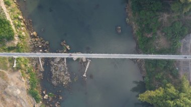 Bantul 'daki köyler arasında bağlantı kuran asma köprünün havadan görüntüsü. Yogyakarta Endonezya