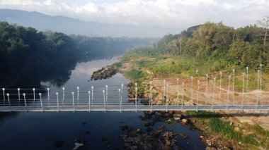 Bantul 'daki Opak Nehri' ni geçen asma köprünün havadan görüntüsü. Yogyakarta Endonezya
