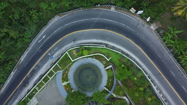 Luftaufnahme Der Straße Biegt Scharf Auf Einen Hügel — Stockfoto