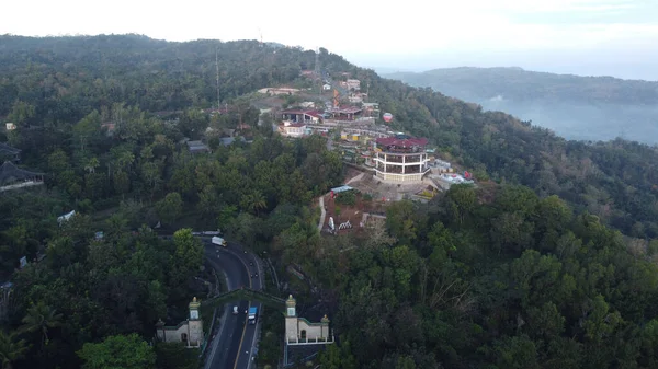 印度尼西亚 2020年7月8日 空中俯瞰这座山的建筑 位于日惹的合河天景公园 — 图库照片