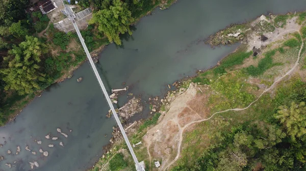 Bantul 'daki Opak Nehri' ni geçen asma köprünün havadan görüntüsü. Yogyakarta Endonezya