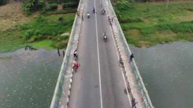 Opak Nehri 'ni geçen Soka Baru köprüsünün havadan görüntüsü. Bantul Yogyakarta