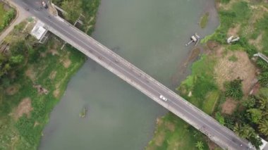 Opak Nehri 'ni geçen Soka Baru köprüsünün havadan görüntüsü. Bantul Yogyakarta