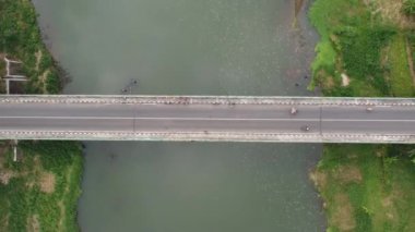 Opak Nehri 'ni geçen Soka Baru köprüsünün havadan görüntüsü. Bantul Yogyakarta