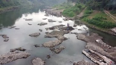 Opak nehrindeki geleneksel bir kum madeninin havadan görünüşü. Yogyakarta Endonezya