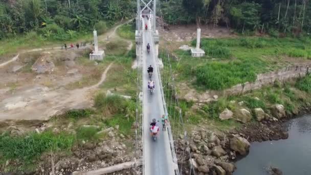 Vista Aérea Aldeanos Cruzando Puente Colgante Nangsri Bantul Yogyakarta Indonesia — Vídeos de Stock