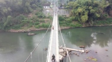 Bantul 'daki Nangsri asma köprüsünü geçen köylülerin hava görüntüsü. Yogyakarta Endonezya