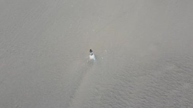 Çölün ortasında bir adamın hava görüntüsü.