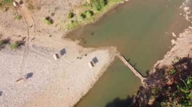 Yazın tropikal bir nehrin en üst manzarası. Oyo Nehri Imogiri Bantul
