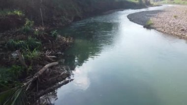 İnsansız hava aracı görüntüsü tropikal bir nehir akıntısına bakıyor. Sungai Oyo Imogiri Bantul