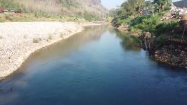 İnsansız hava aracı görüntüsü tropikal bir nehir akıntısına bakıyor. Sungai Oyo Imogiri Bantul