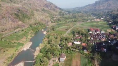 Tepeler ve Oyo nehri arasındaki kırsal alanın hava görüntüleri çok güzel görünüyor. Yogyakarta Endonezya