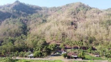 Yazın tropikal ülkelerdeki tepelerin hava görüntüleri