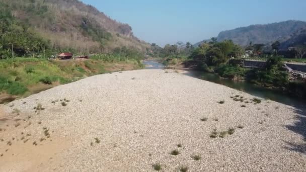 Drónfelvételek Egy Trópusi Folyóba Néznek Sungai Oyo Imogiri Bantul — Stock videók