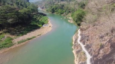 Imogiri Bantul 'daki Oyo nehrinin hava görüntüleri. Temiz nehri olan güzel bir manzara.