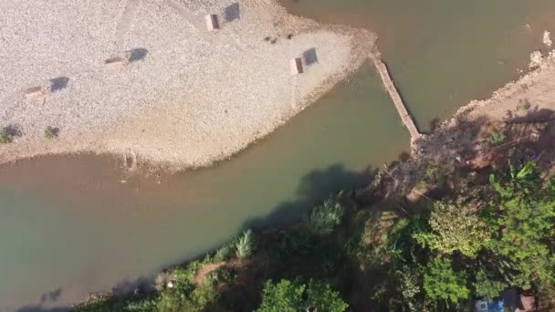 ドローン映像は熱帯の川の流れを見下ろしている スンガイ イモギリ バントゥル — ストック動画
