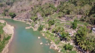 Imogiri Bantul 'daki Oyo nehrinin hava görüntüleri. Temiz nehri olan güzel bir manzara.
