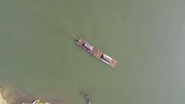Opak Nehri 'ndeki geleneksel kum madencilerinin hava görüntüleri.