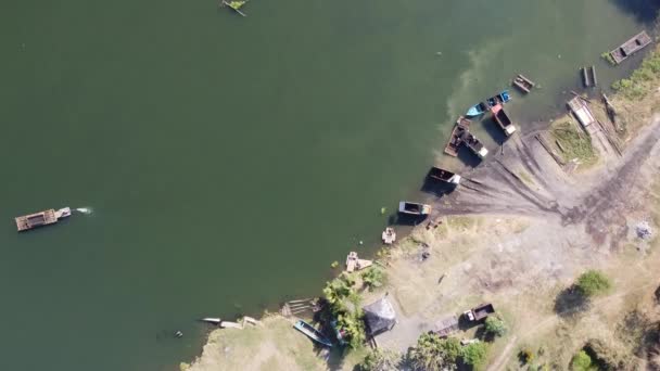 Luftaufnahmen Traditioneller Sandminenarbeiter Undurchsichtigen Fluss — Stockvideo