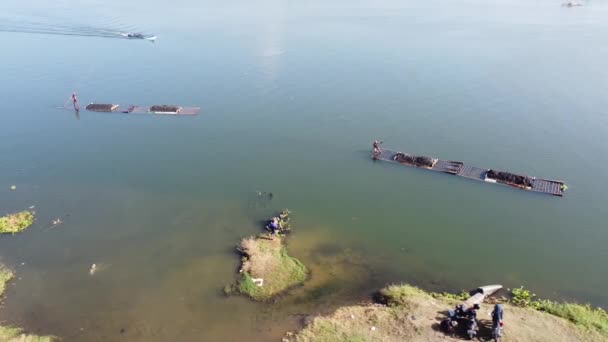 Des Images Aériennes Mineurs Sable Traditionnels Dans Rivière Opak — Video