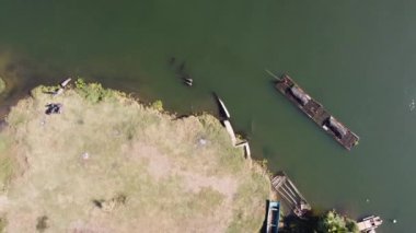 Opak Nehri 'ndeki geleneksel kum madencilerinin hava görüntüleri.