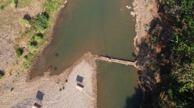 Yazın temiz bir tropik nehir manzarası.