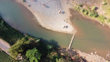 Yazın temiz bir tropik nehir manzarası.