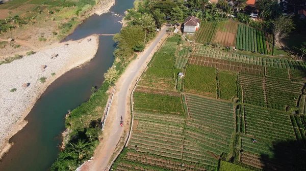 Una Vista Aérea Del Campo Entre Las Colinas Con Río — Foto de Stock